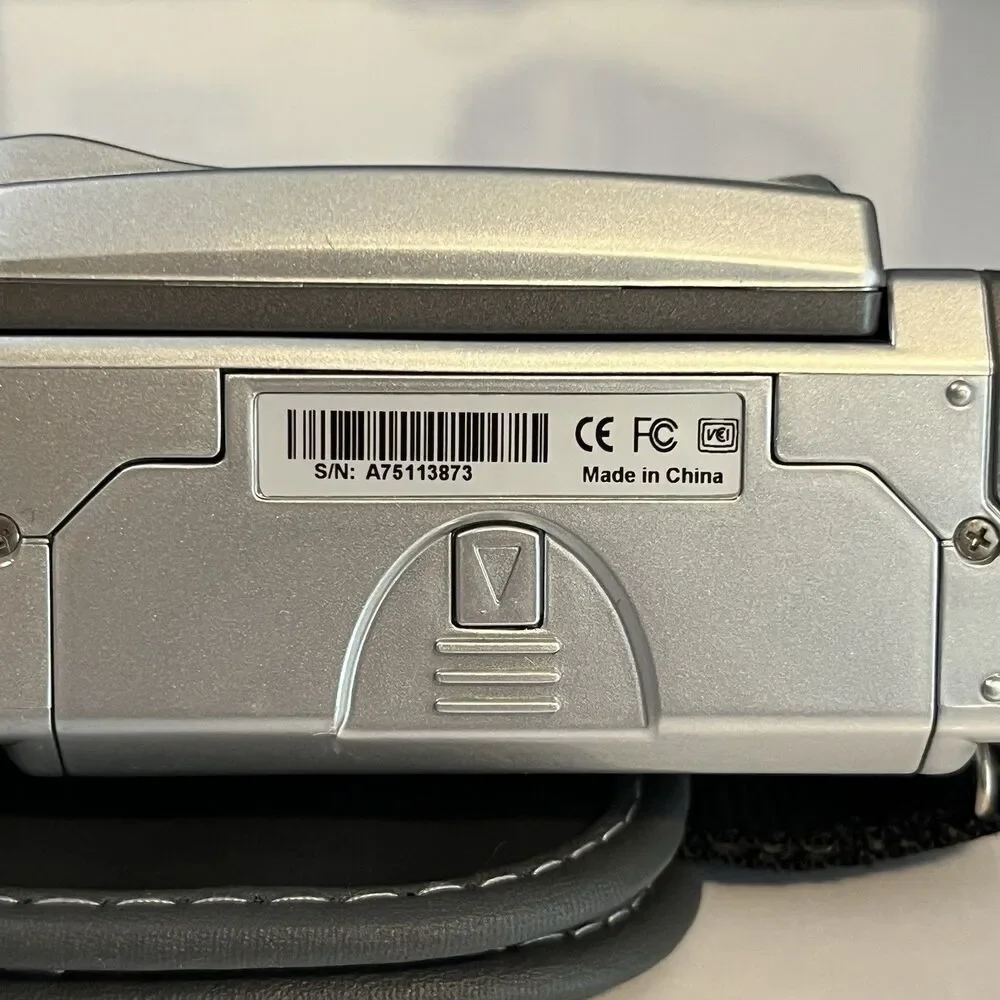DXG 572V Digital Camcorder/5.0 Megapixel  4x Digital Zoom Open Box